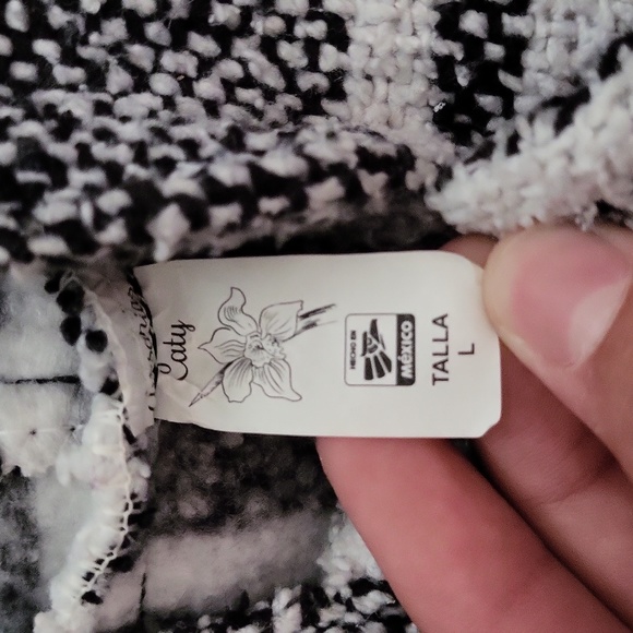 Sweaters - Picture 2 of 7